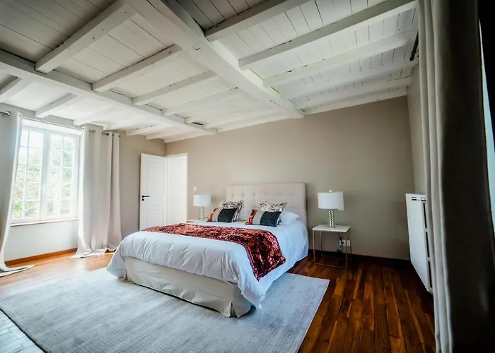 Saint Martin - Le Couvent Et Sa Piscine *